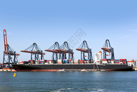 后勤集装箱船舶在工业港口卸货的集装箱船停泊加载图片