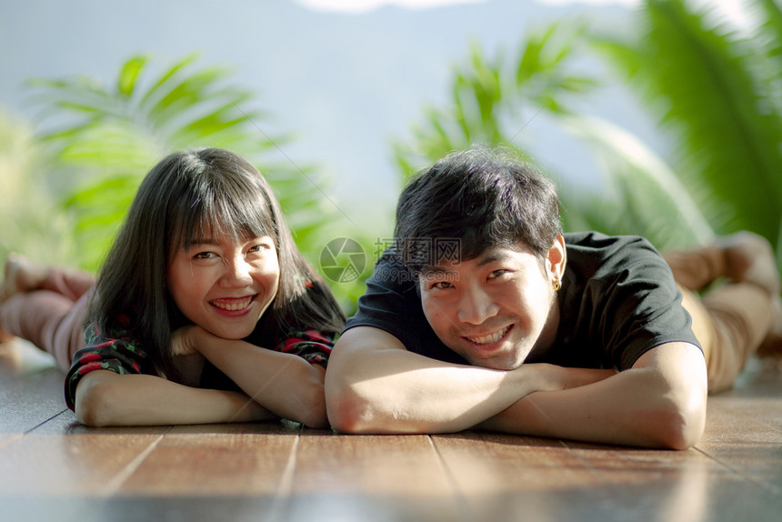 肖像看躺在木地板上的亚洲年轻夫妇笑脸男人图片