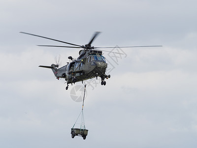 战斗直升机伪装为支援部队而卸载货物的米特直升机徘徊加载背景