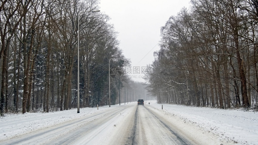 危险阿姆斯特丹下雪在荷兰一条乡村公路上暴风雪中驾车图片