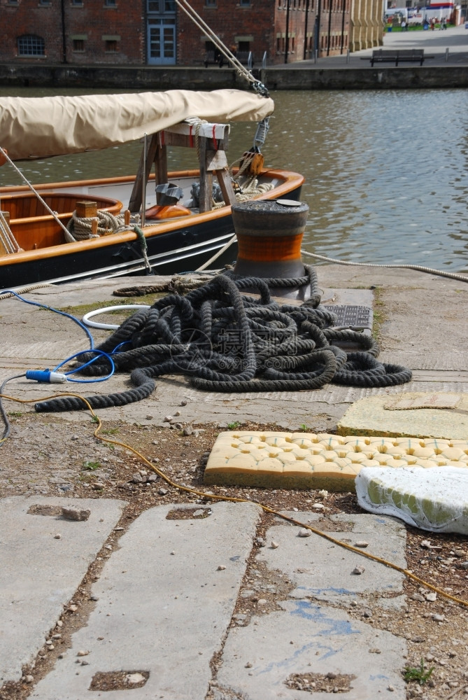 海军停泊英国格洛乌斯特码头的软绳和系图片