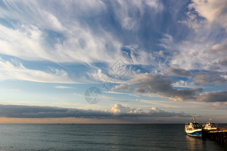 船舶停在云层天空的海码头旅行和颜色海景日落图片