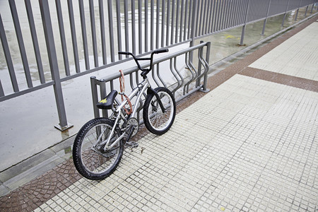 被遗弃的自行车城市交通细节遗弃和孤独问题遗弃和孤独自的轮子肮脏图片