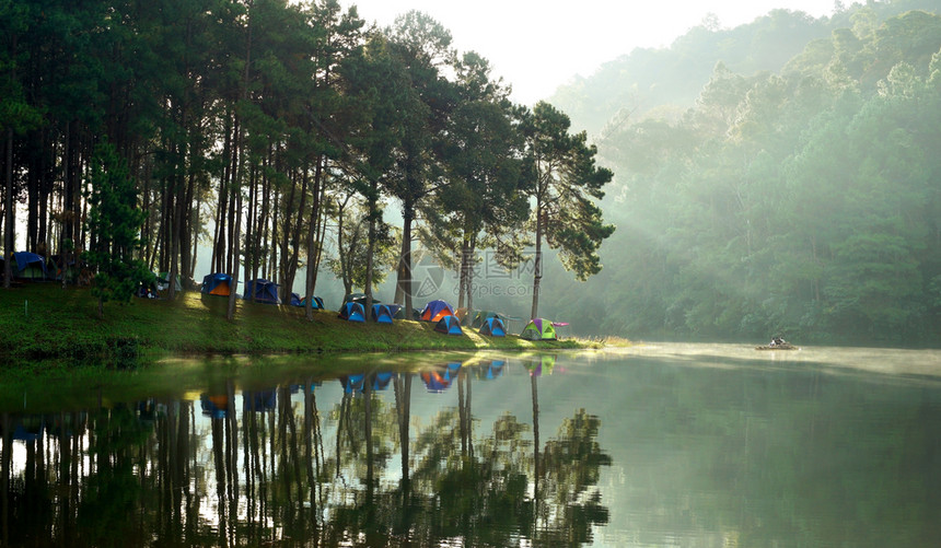 假期美丽的景观在湖附近露天营地的帐篷阳光照耀水上喷雾荒野门户14图片