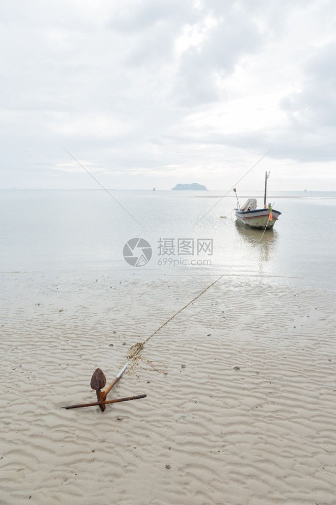 小渔船停靠在海边的小渔船停靠在海边亚洲老的传统图片