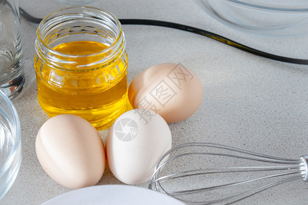白色背景的鸡蛋靠近银行油类的鸡蛋白色背景的鸡蛋桌子食物饮图片