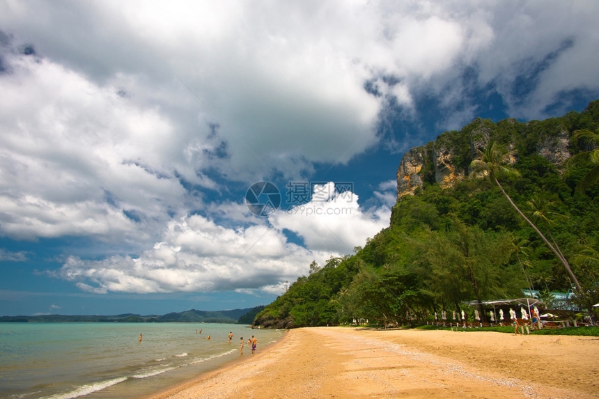 泰国克拉比省Krabi旅馆附近的Sandy海滩山自然云图片