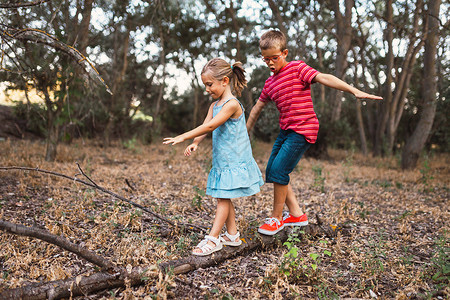 农村两个孩子在森林里玩耍秋天衣服图片