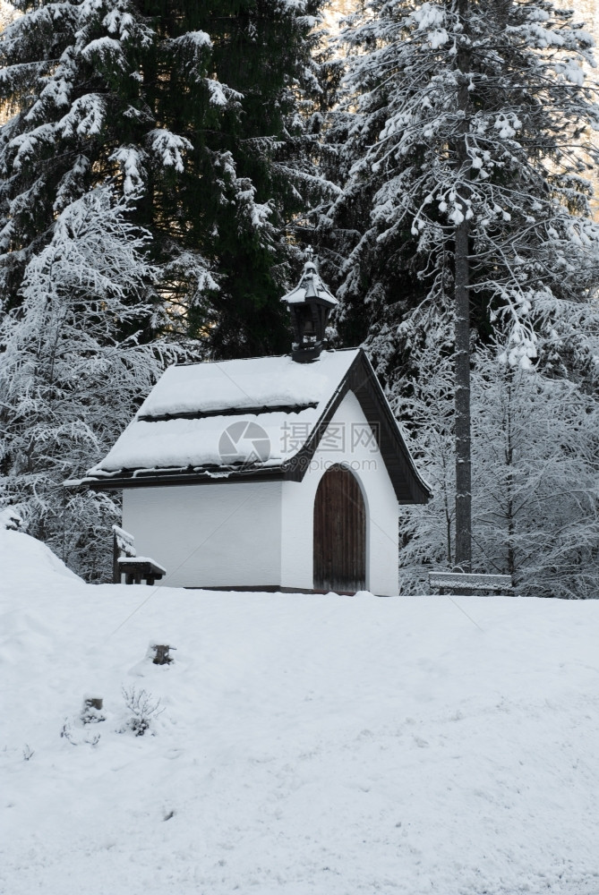 雪奥地利一条山路旁的座小教堂乡村的会图片