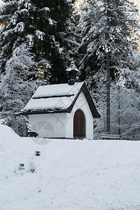 雪奥地利一条山路旁的座小教堂乡村的会图片