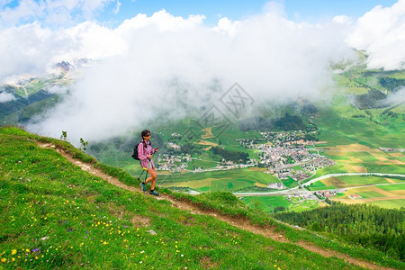 自行车登山者在Zuoz村以上Engadin山谷的一次游览中女童景观图片