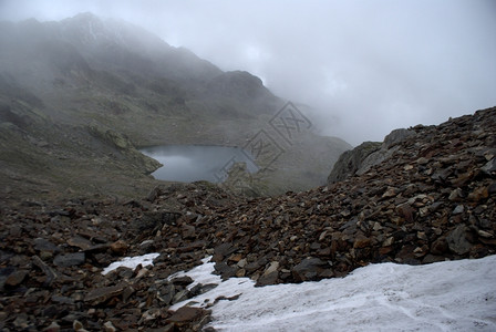 夏季在白疹山区为健康和旅游而步行的路线天空风岩石图片