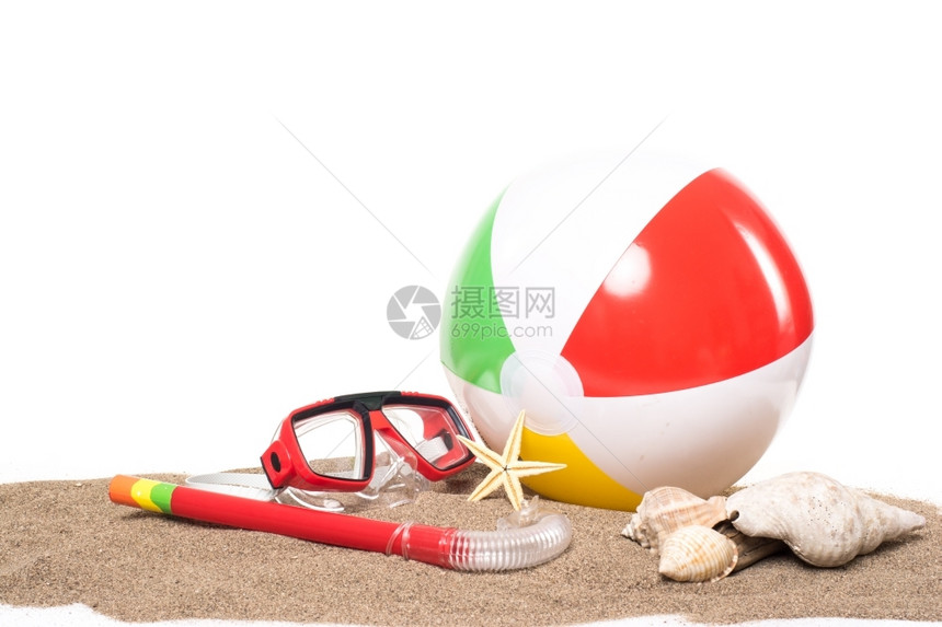 娱乐颜色儿童在海滩玩具上被白种背景孤立目的图片