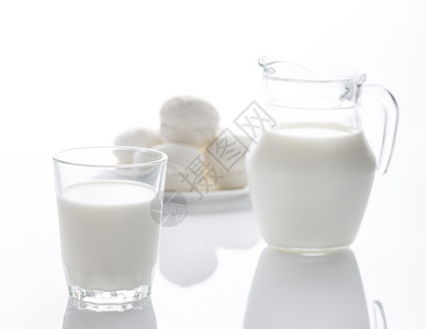 瓶子团体玻璃白色背景中分离的牛奶和棉花糖图片