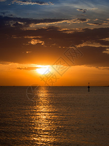 美日落的景象在海面上的景色日落天空水多于背景图片