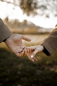 自然约会抓住紧的情侣在外面握手图片