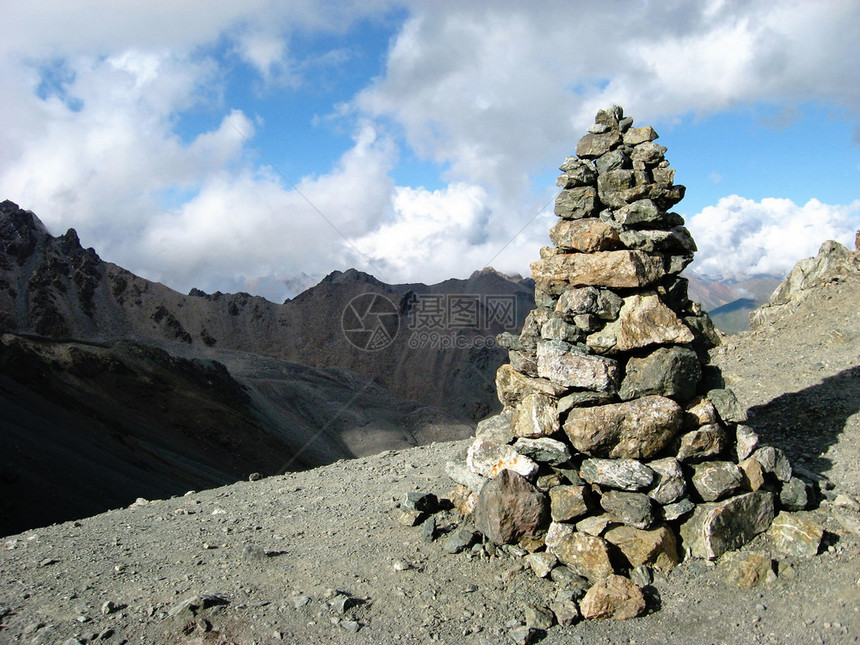 高山亚洲旅行中的登山标志号夏天结石头图片