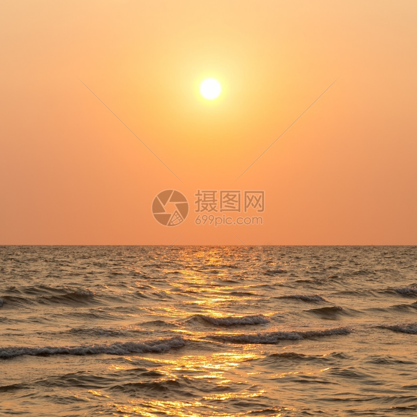 金的傍晚在海中夕阳将落下黄昏日图片