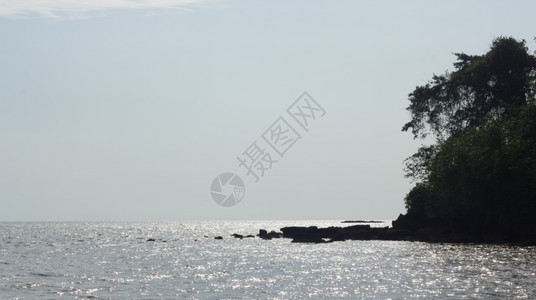 蓝色的乌鲁瓦图海和天空山脉异国情调图片