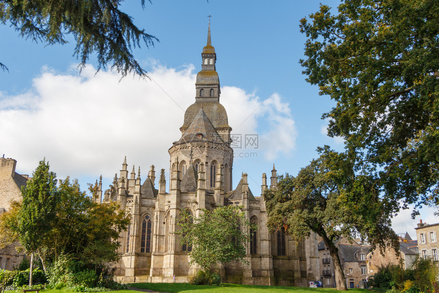 老的古钟圣SauveurBasilica外门及其位于迪南的花园图片