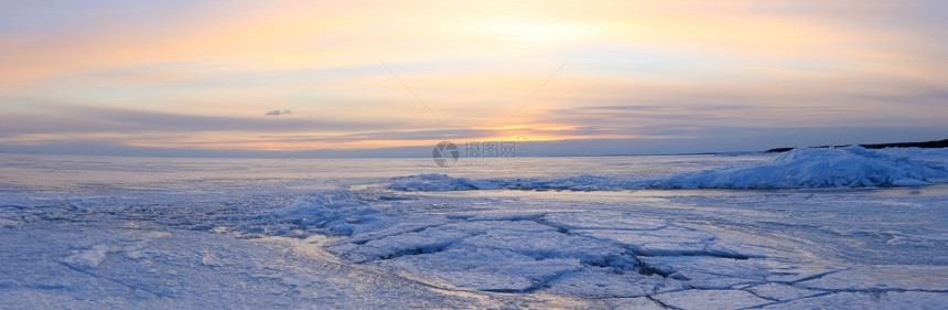 英石冬天芬兰湾日落俄罗斯圣彼得堡和俄罗斯圣彼得堡辉光图片