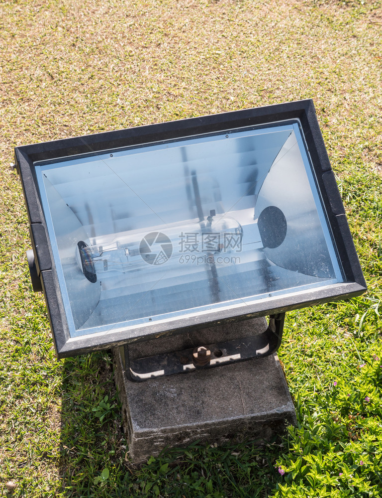 电卤素灯泡站在城市公园的草坪上玻璃新目图片
