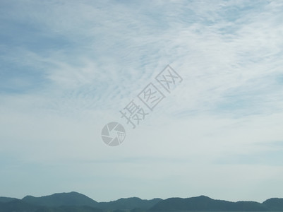 泰国蓝色天空的山地夏礁图片