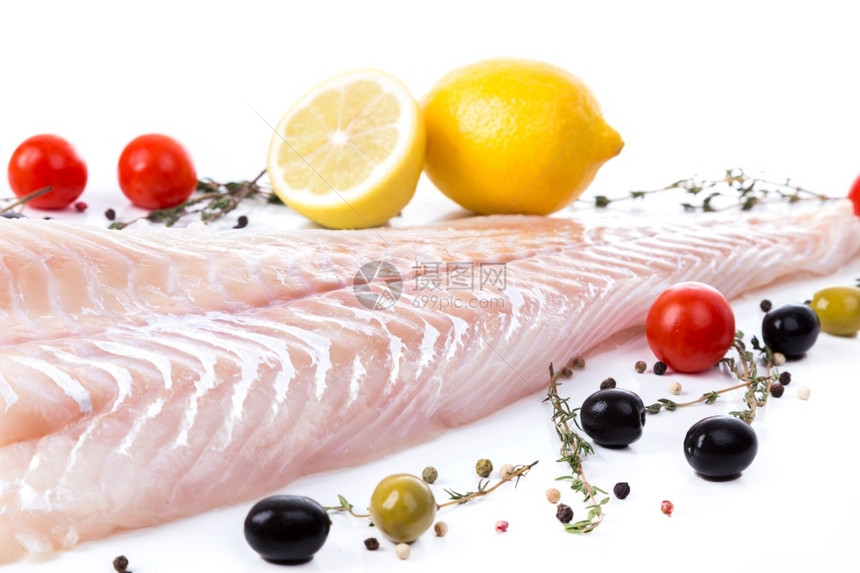 海洋百里香与白背景的料一同供应鳕鱼未煮熟生小片健康图片
