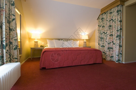 散热器在温暖舒适的卧室里一间豪华的双人床枕头放松图片