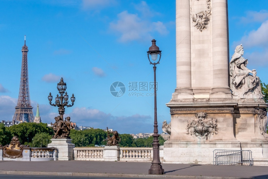 欧洲浪漫的法国巴黎历史专栏阳光明媚的夏日法国亚历山大三世桥上的灯笼跨越塞纳艾菲尔铁塔远处的塞纳埃菲尔铁塔以及亚历山大三世巴黎桥上图片