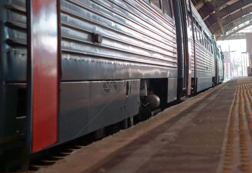 站台上的火车厢电动的红色厢电动火的红色厢站台上的火车厢外部入口白色图片