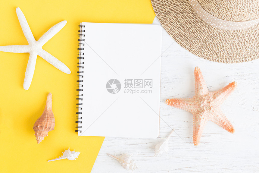 最佳白色的木上黄纸写着空白的平面笔记本和暑假的贝壳图片