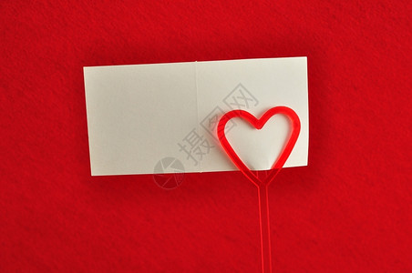 庆祝红心纸牌持笔记有人用红色背景的空卡片隔着一张白卡片浪漫的爱图片