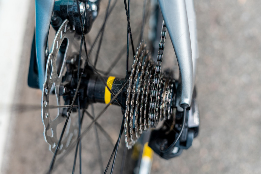 电缆细节公路自行车后轮枢纽多速式磁带和连锁话音轮圈回转图片