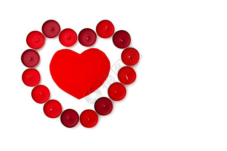 甜点情人节概念红色心和蜡烛的白色背景丝带礼物图片