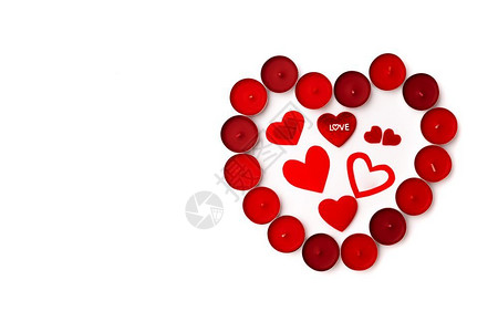 丝带情人节概念红色心和蜡烛的白色背景英石红的图片