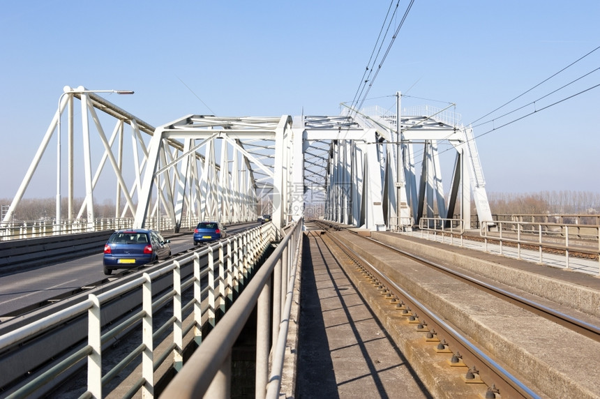 荷兰历史桥梁韦斯特尔沃市IJssel河两条铁路和车道隔开的荷兰历史桥轨第二建造图片