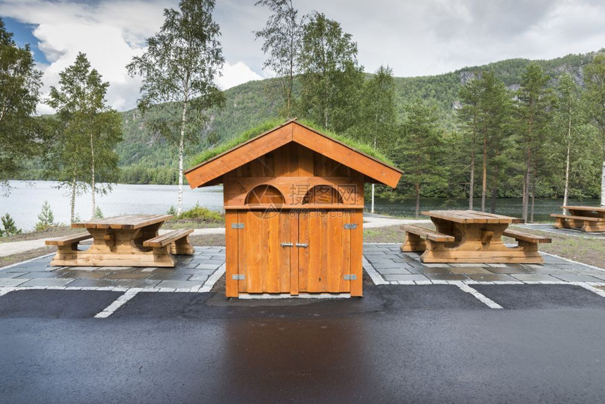 白色的天空木制马桶建筑和作为休眠场所的长椅在挪威一个海湾用木制马桶建筑和作为休息场所的长凳木头图片