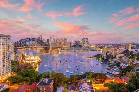 澳大利亚悉尼市中心的天际线从日落时的顶视图黄昏水游客图片