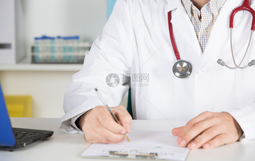 医生在看病时给人做诊断处方图片