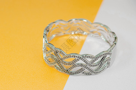 美丽的银首饰钻石手镯婚礼豪华反射图片