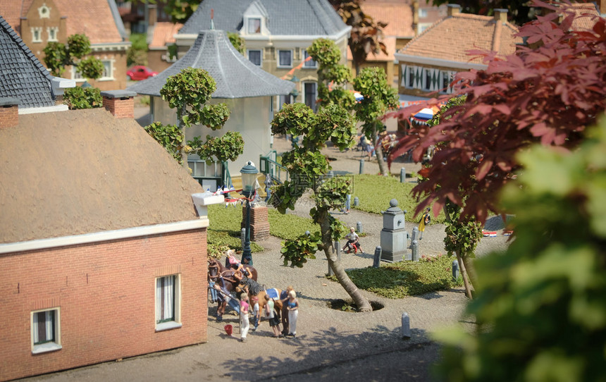花园游客在荷兰马杜罗达姆的拥有房屋和人微型村庄带有房屋和人口的荷兰微型村庄有房屋和人旅行图片