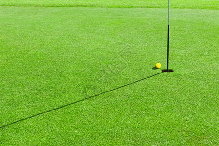 户外高尔夫球在绿草上的洞边缘竞赛课程图片