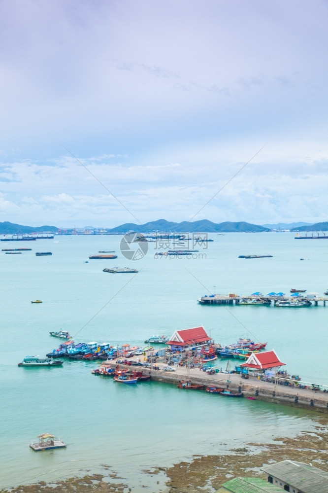 海洋后勤码头港货运和前往岛上旅行还有停泊的驳船图片