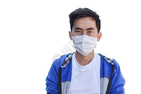 烟雾亚洲男子在白色背景上戴医疗面具保护免受污染和流感的穿图片