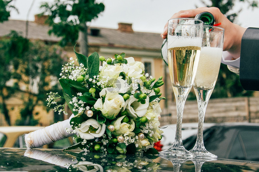 婚礼花束和香槟酒图片