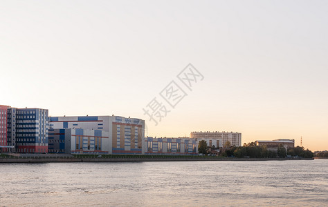 建造砖俄罗斯圣彼得堡2017年9月5日在河边夜晚拍摄的工业关注案例厂图片