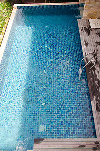 放松奢华蓝色的美丽游泳池是运动地方可以锻炼图片