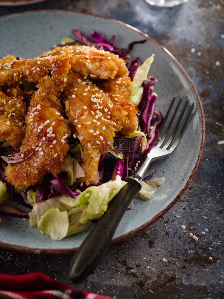 开胃碗胸部沙拉配着温暖的烤鸡洒满芝麻种子烹饪亚洲文化图片