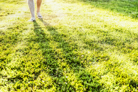 健康月经的脚在阳光照耀草原上太阳光照耀水男人图片